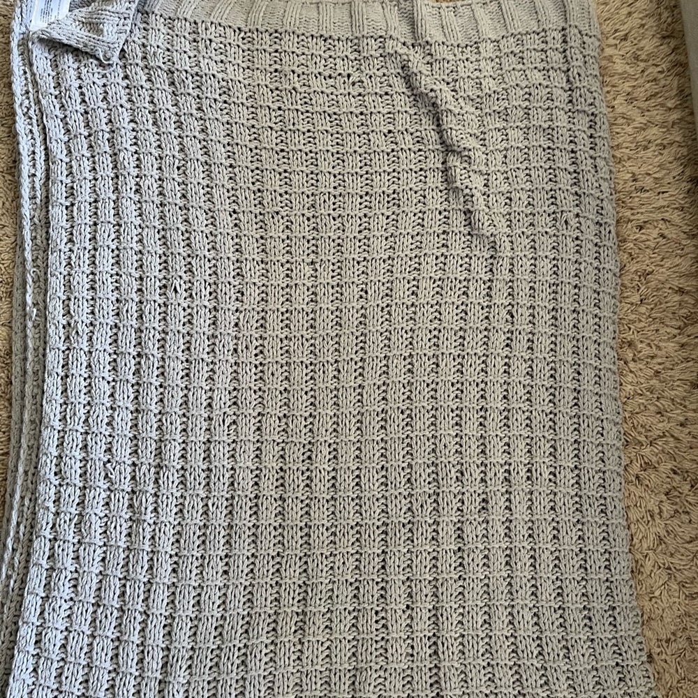 gray knitted blanket